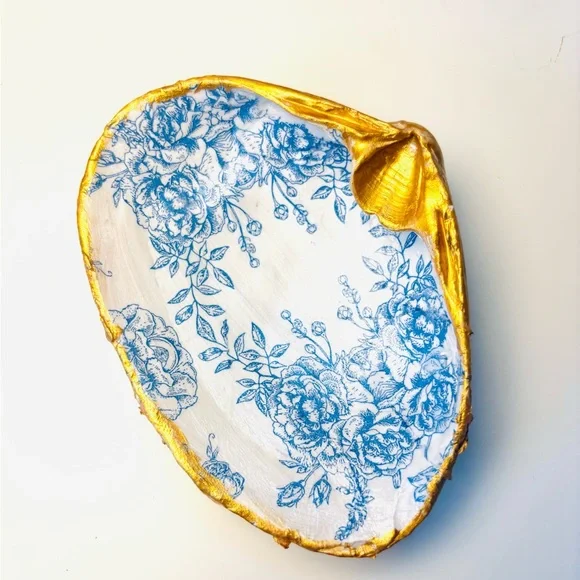 !SOLD! Handcrafted shell ring dish with blue floral decoupage design - Picture 4 of 5